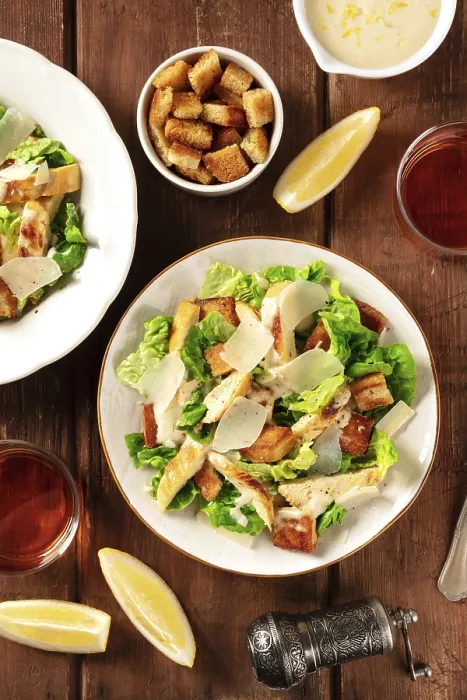 Gerahmter Druck : Salat Caesar an einem rustikalen Holztisch. Gerahmter Druck : Salat Caesar an einem rustikalen Holztisch.