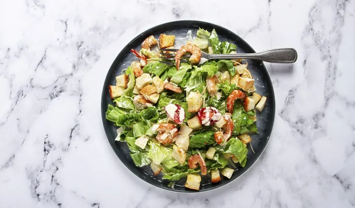 Gerahmter Druck : Salat Caesar, mit Garnelen, auf einem Marmorboden. Gerahmter Druck : Salat Caesar, mit Garnelen, auf einem Marmorboden.
