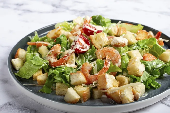 Gerahmter Druck : Salat Caesar, mit Garnelen, auf einem Marmorboden. Gerahmter Druck : Salat Caesar, mit Garnelen, auf einem Marmorboden.