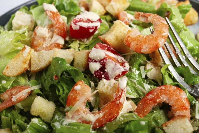 Gerahmter Druck : Salat Caesar, mit Garnelen, auf einem Marmorboden. Gerahmter Druck : Salat Caesar, mit Garnelen, auf einem Marmorboden.