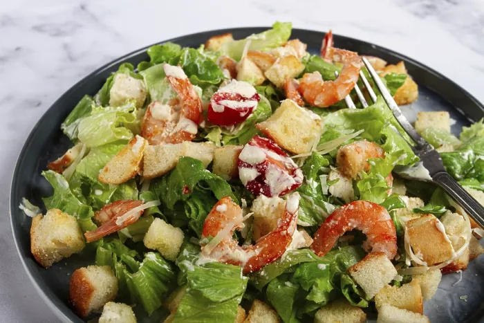 Gerahmter Druck : Salat Caesar, mit Garnelen, auf einem Marmorboden. Gerahmter Druck : Salat Caesar, mit Garnelen, auf einem Marmorboden.