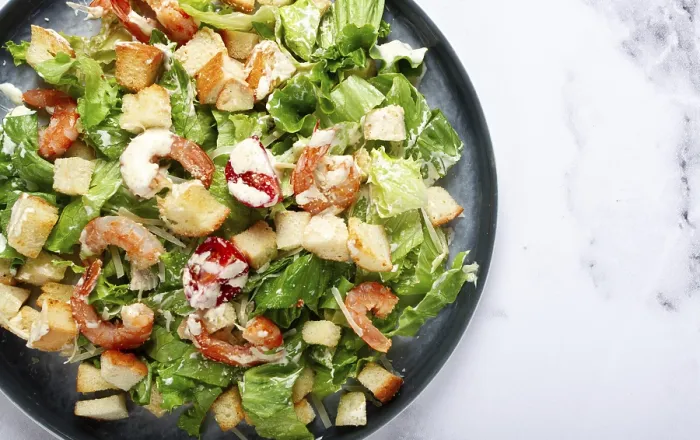 Gerahmter Druck : Salat Caesar, mit Garnelen, auf einem Marmorboden. Gerahmter Druck : Salat Caesar, mit Garnelen, auf einem Marmorboden.