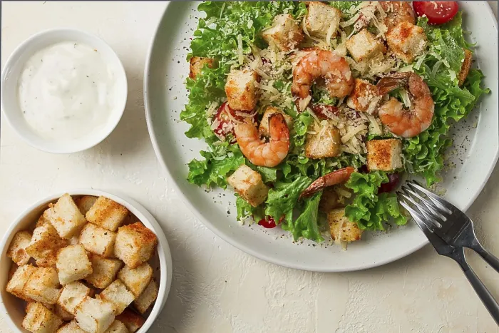 Gerahmter Druck : Caesar-Salat mit Garnelen auf weißem Hintergrund. Gerahmter Druck : Caesar-Salat mit Garnelen auf weißem Hintergrund.