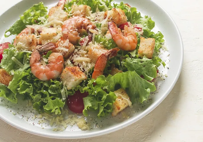 Gerahmter Druck : Caesar-Salat mit Garnelen auf weißem Hintergrund. Gerahmter Druck : Caesar-Salat mit Garnelen auf weißem Hintergrund.