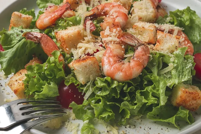 Gerahmter Druck : Salat Caesar, mit Garnelen, auf weißem Hintergrund.