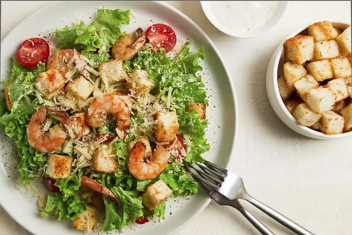 Gerahmter Druck : Salat Caesar, mit Garnelen, auf weißem Hintergrund. Gerahmter Druck : Salat Caesar, mit Garnelen, auf weißem Hintergrund.