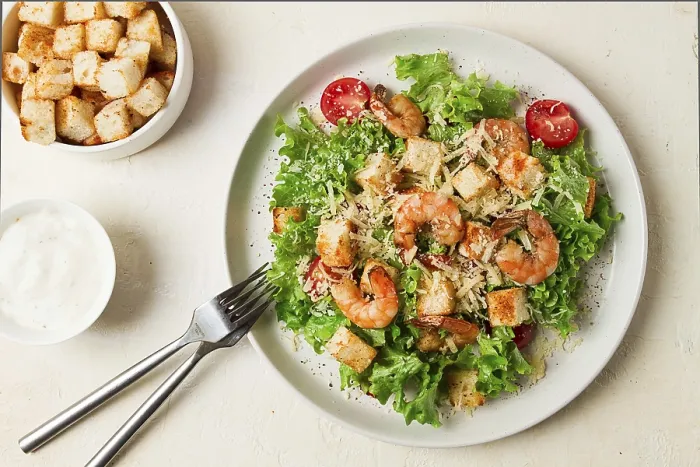Gerahmter Druck : Salat Caesar, mit Garnelen, auf weißem Hintergrund. Gerahmter Druck : Salat Caesar, mit Garnelen, auf weißem Hintergrund.