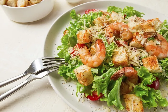 Gerahmter Druck : Caesar-Salat, mit Garnelen, auf weißem Hintergrund. Gerahmter Druck : Caesar-Salat, mit Garnelen, auf weißem Hintergrund.