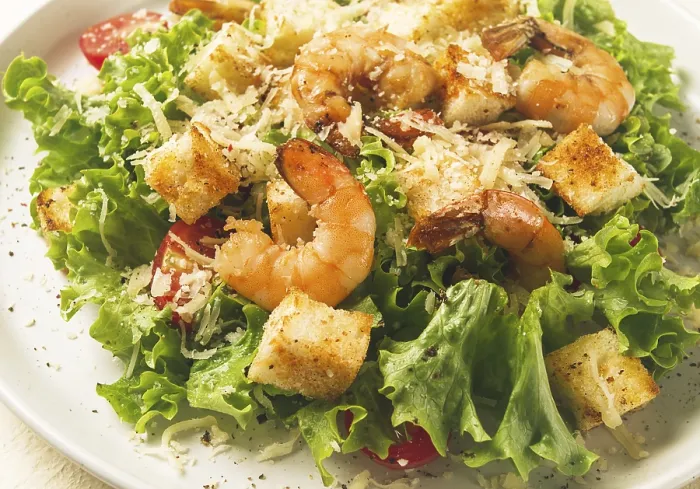 Gerahmter Druck : Caesar-Salat mit Garnelen auf einem weißen Hintergrund Gerahmter Druck : Caesar-Salat mit Garnelen auf einem weißen Hintergrund