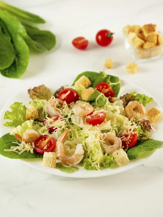 Gerahmter Druck : Salat Caesar mit Garnelen auf weißem Tisch. Gerahmter Druck : Salat Caesar mit Garnelen auf weißem Tisch.