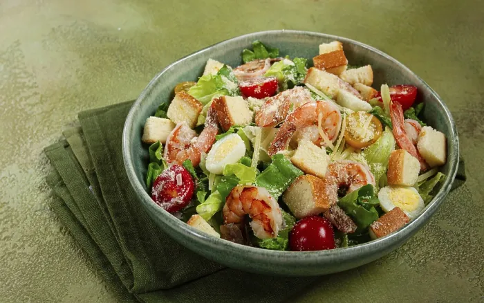 Gerahmter Druck : Caesar-Salat mit Tigerprawns. Gerahmter Druck : Caesar-Salat mit Tigerprawns.