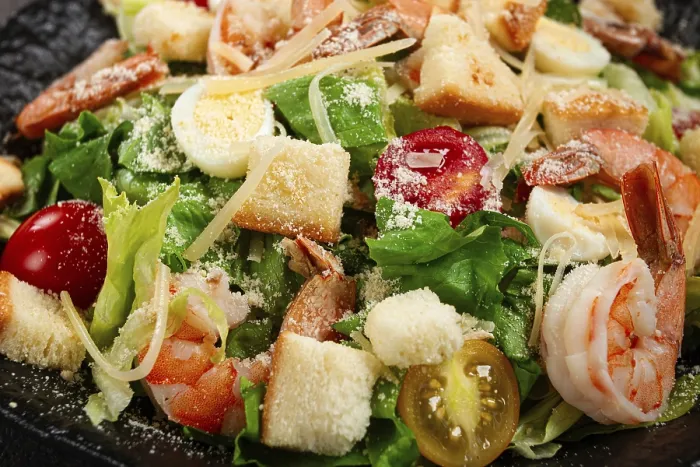 Gerahmter Druck : Salat Caesar mit Tigerprawns. Gerahmter Druck : Salat Caesar mit Tigerprawns.