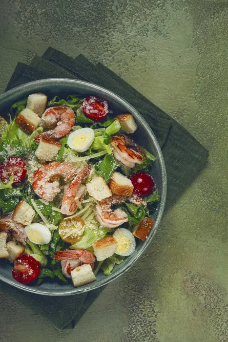 Gerahmter Druck : Caesar-Salat mit Tigerprawns.