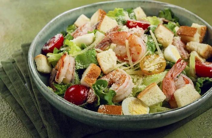 Gerahmter Druck : Caesar-Salat mit Tigerprawns.