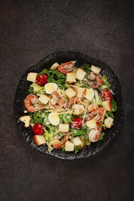 Gerahmter Druck : Salat Caesar mit Tigerprawns Gerahmter Druck : Salat Caesar mit Tigerprawns