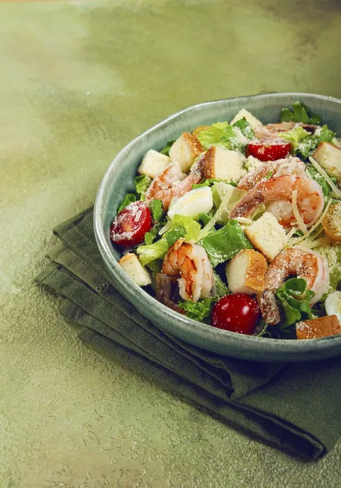 Gerahmter Druck : Caesar-Salat mit Tigerprawns. Gerahmter Druck : Caesar-Salat mit Tigerprawns.