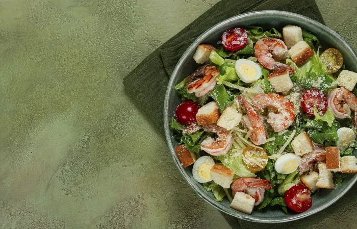 Gerahmter Druck : Salat Caesar, mit Tigerprawns. Gerahmter Druck : Salat Caesar, mit Tigerprawns.