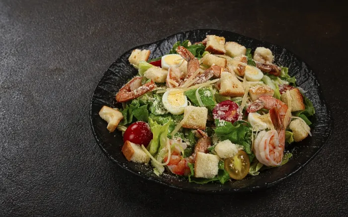 Gerahmter Druck : Salat Caesar mit Tigerprawns. Gerahmter Druck : Salat Caesar mit Tigerprawns.