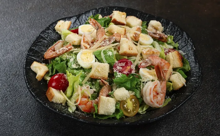Gerahmter Druck : Salat Caesar mit Tigerprawns Gerahmter Druck : Salat Caesar mit Tigerprawns