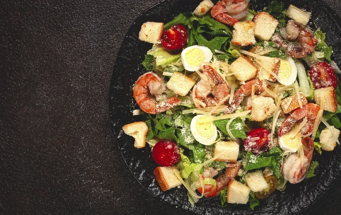 Gerahmter Druck : Salat Caesar mit Tigerprawns. Gerahmter Druck : Salat Caesar mit Tigerprawns.