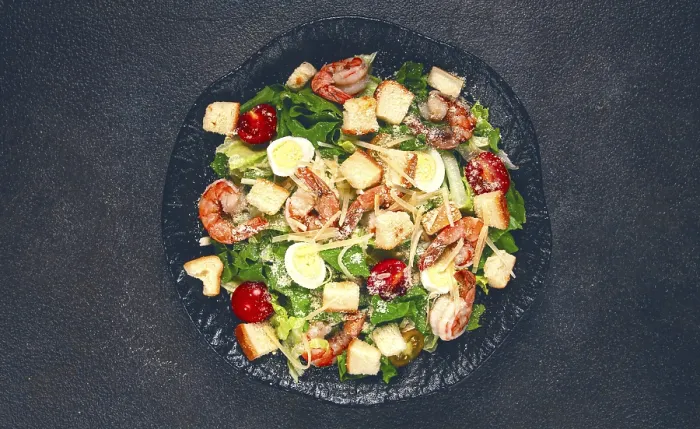 Gerahmter Druck : Salat Caesar mit Tigerprawns Gerahmter Druck : Salat Caesar mit Tigerprawns