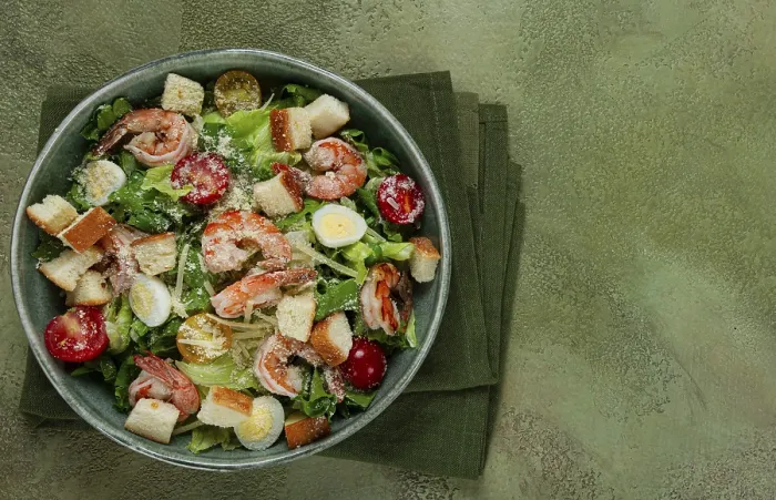 Gerahmter Druck : Salat Caesar mit Tigerprawns, Garnelen, Salatblättern, Hühnereiern und Parmesan-Käse Gerahmter Druck : Salat Caesar mit Tigerprawns, Garnelen, Salatblättern, Hühnereiern und Parmesan-Käse