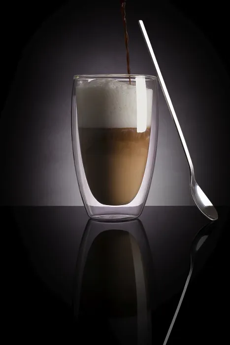 Gerahmter Druck : Kaffee latte auf dunklem Hintergrund. Gerahmter Druck : Kaffee latte auf dunklem Hintergrund.