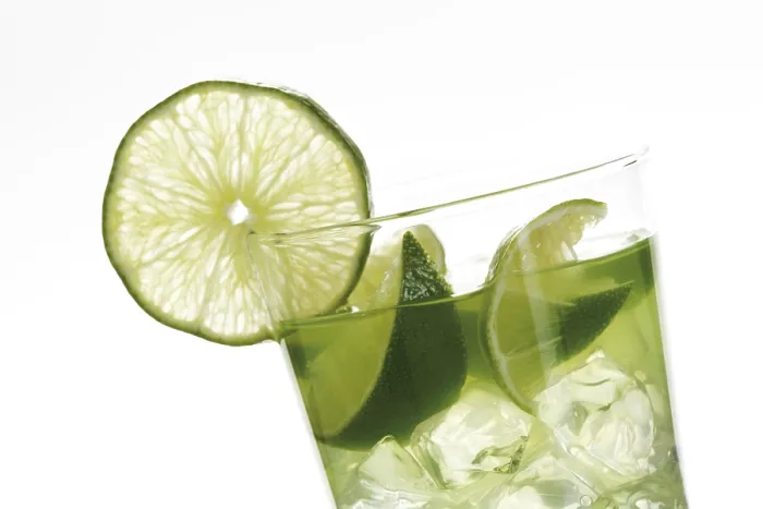 Gerahmter Druck : Caipirinha mit Zitronen Gerahmter Druck : Caipirinha mit Zitronen