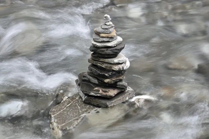 Gerahmter Druck : Steinhaufen in einem Bergbach im Koerbertobel. Gerahmter Druck : Steinhaufen in einem Bergbach im Koerbertobel.