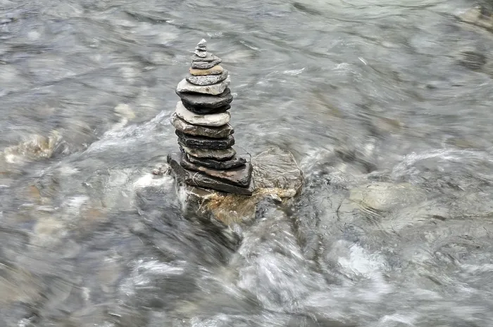 Gerahmter Druck : Steinhaufen in einem Bergbach im Koerbertobel. Gerahmter Druck : Steinhaufen in einem Bergbach im Koerbertobel.