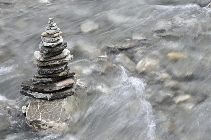 Gerahmter Druck : Steinhaufen in einem Bergbach im Koerbertobel. Gerahmter Druck : Steinhaufen in einem Bergbach im Koerbertobel.