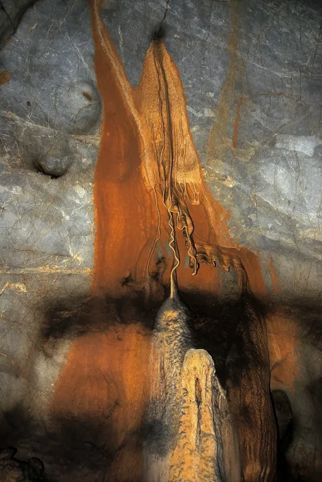 Gerahmter Druck : Kalkablagerung, Stalaktit, Speleothem