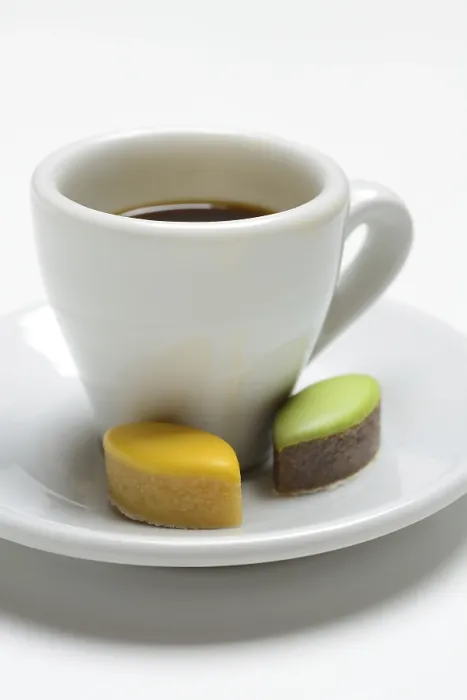 Gerahmter Druck : Calisson d'Aix und Tasse Kaffee. Gerahmter Druck : Calisson d'Aix und Tasse Kaffee.
