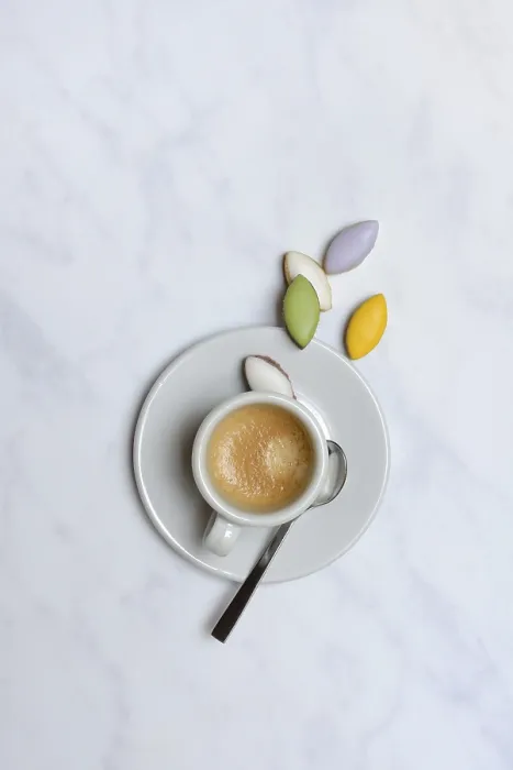 Gerahmter Druck : Calisson d'Aix und Tasse Kaffee Gerahmter Druck : Calisson d'Aix und Tasse Kaffee