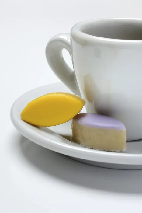 Gerahmter Druck : Calisson d'Aix und Tasse Kaffee