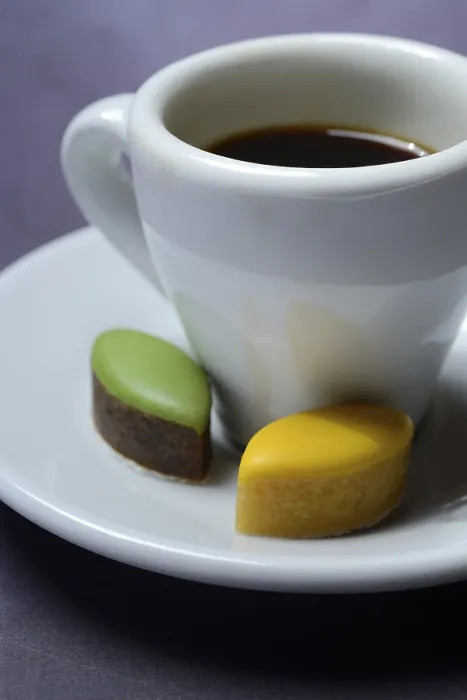 Gerahmter Druck : Calisson d'Aix und Kaffeebecher Gerahmter Druck : Calisson d'Aix und Kaffeebecher