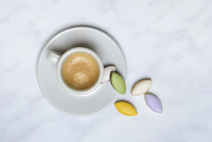Gerahmter Druck : Calisson d'Aix und Tasse Kaffee. Gerahmter Druck : Calisson d'Aix und Tasse Kaffee.