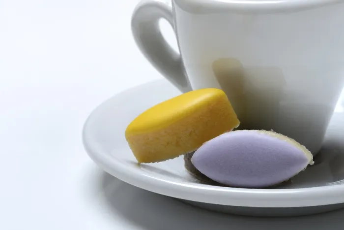 Gerahmter Druck : Calisson d'Aix und Tasse Kaffee Gerahmter Druck : Calisson d'Aix und Tasse Kaffee
