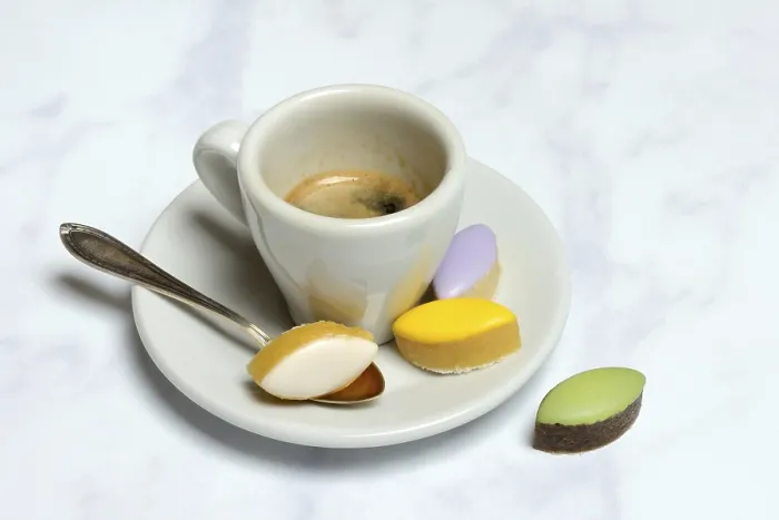 Gerahmter Druck : Calisson d'Aix und Tasse Kaffee. Gerahmter Druck : Calisson d'Aix und Tasse Kaffee.