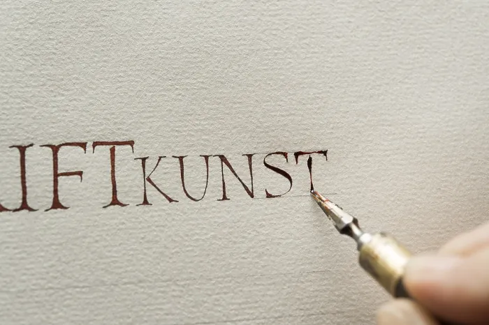 Gerahmter Druck : Kalligrafiestudio, handgeschriebener Text mit Tinte. Gerahmter Druck : Kalligrafiestudio, handgeschriebener Text mit Tinte.
