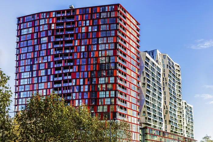 Gerahmter Druck : Calypso-Komplex, ein auffälliges Beispiel moderner Architektur.