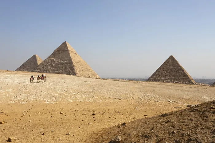 Gerahmter Druck : Reiten auf einem Kamel an der westlichen Seite der Pyramiden.