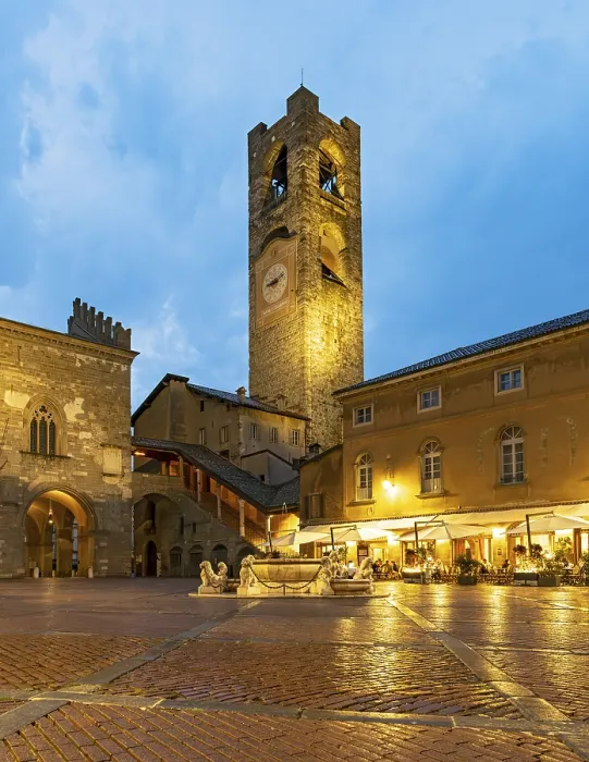 Gerahmter Druck : Campanone-Turm, Piazza Vecchia Gerahmter Druck : Campanone-Turm, Piazza Vecchia