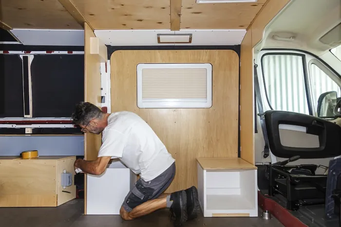 Gerahmter Druck : Camper Van Umbau. Einrichten von Stühlen. Gerahmter Druck : Camper Van Umbau. Einrichten von Stühlen.