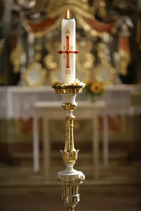 Gerahmter Druck : Ein Kerzenlicht vor einem Altar Gerahmter Druck : Ein Kerzenlicht vor einem Altar
