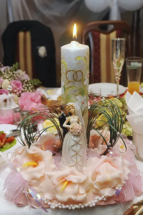 Gerahmter Druck : Kerze auf dem Tisch mit einem romantischen Abendessen. Gerahmter Druck : Kerze auf dem Tisch mit einem romantischen Abendessen.
