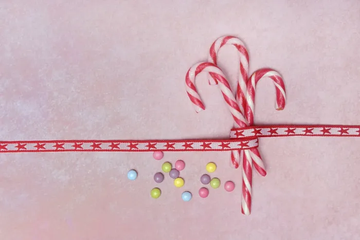 Gerahmter Druck : Schokoladenlinsen und Zuckerstangen. Gerahmter Druck : Schokoladenlinsen und Zuckerstangen.