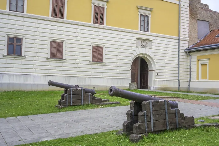 Gerahmter Druck : Kanonen vor dem Museum. Gerahmter Druck : Kanonen vor dem Museum.
