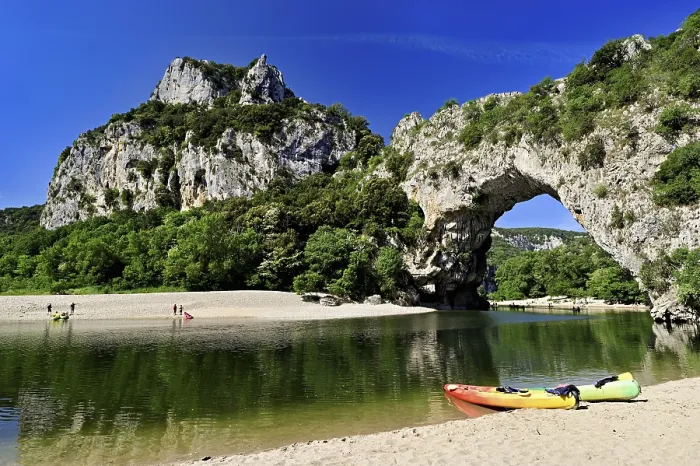 Gerahmter Druck : Kajaks auf dem Ardeche-Fluss. Gerahmter Druck : Kajaks auf dem Ardeche-Fluss.