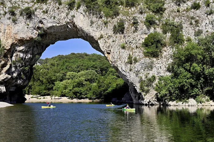 Gerahmter Druck : Kajaks auf dem Ardeche-Fluss. Gerahmter Druck : Kajaks auf dem Ardeche-Fluss.